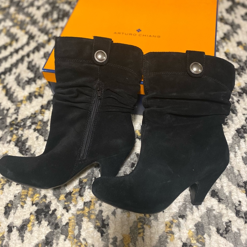 Brand new Arturo Chiang size 6.5 suede boots